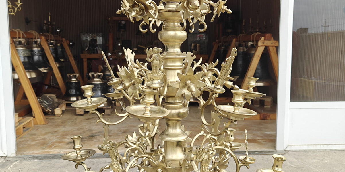 Candelabru reconditionat si completat Manastirea Clocociov poza 1