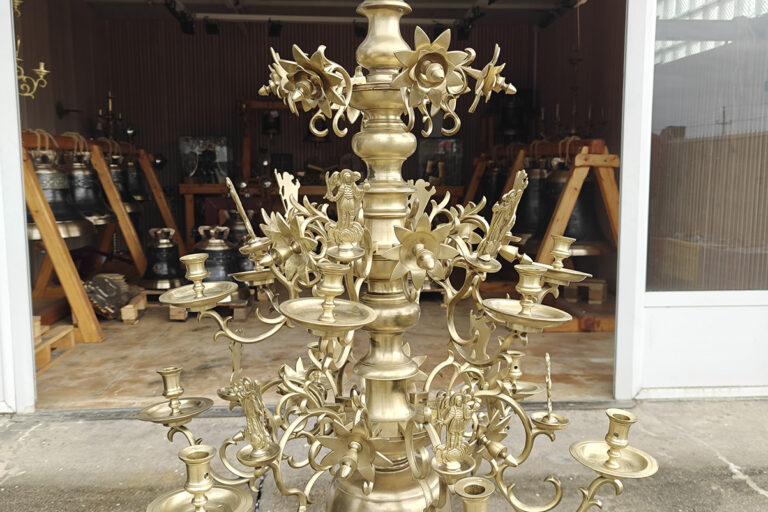Candelabru reconditionat si completat Manastirea Clocociov poza 1